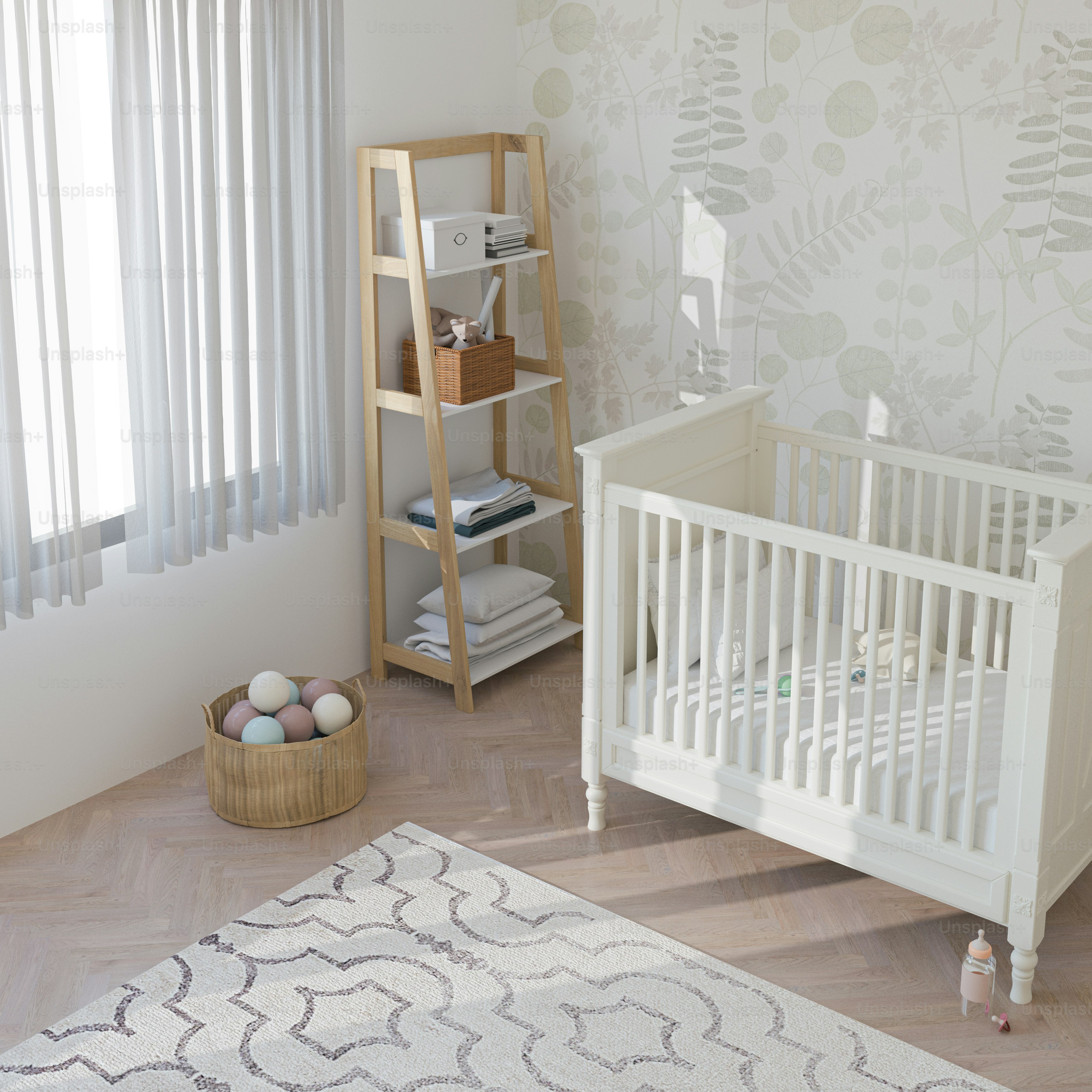 ein Babyzimmer mit einem weißen Kinderbett und einem weißen Teppich