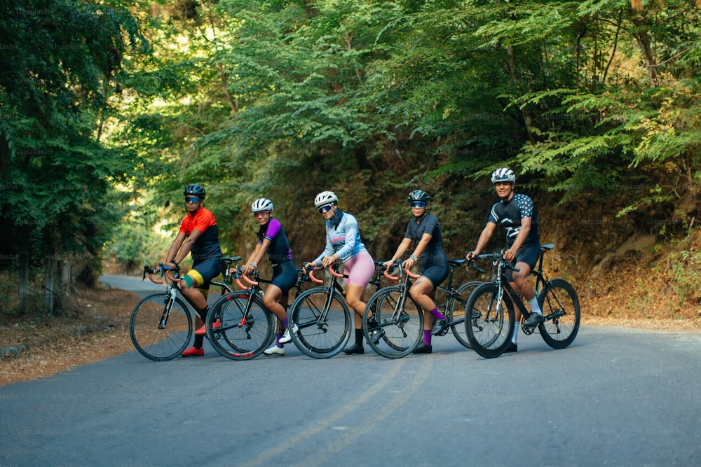 自転車に乗って道を走る人々のグループ