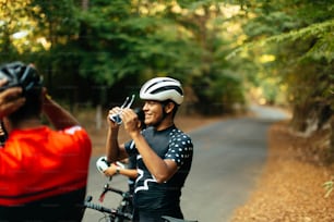 Un uomo che scatta una foto di un altro uomo sulla sua bicicletta