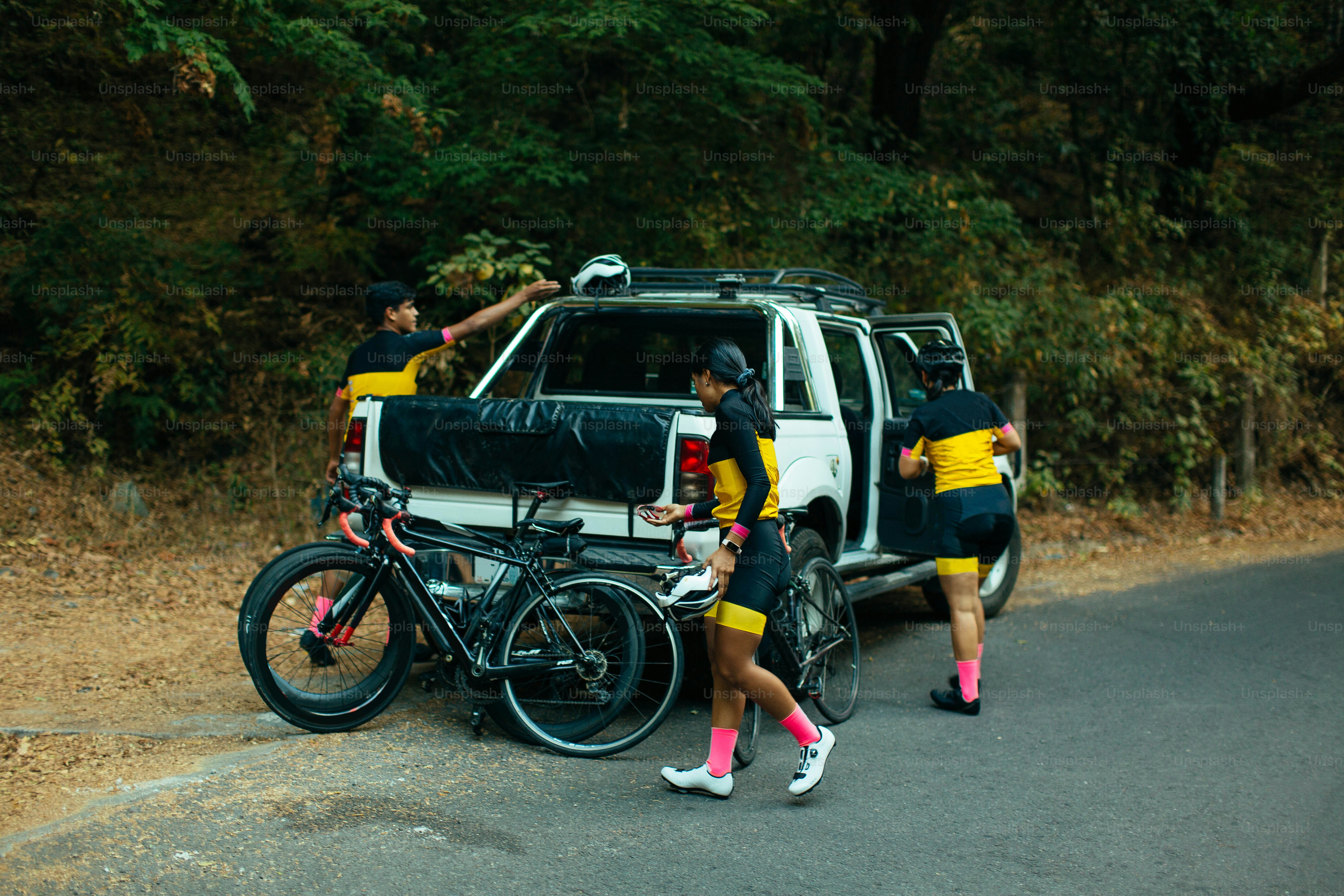 50,000+ Car And Bike Pictures | Download Free Images on Unsplash, image size:3000x2000