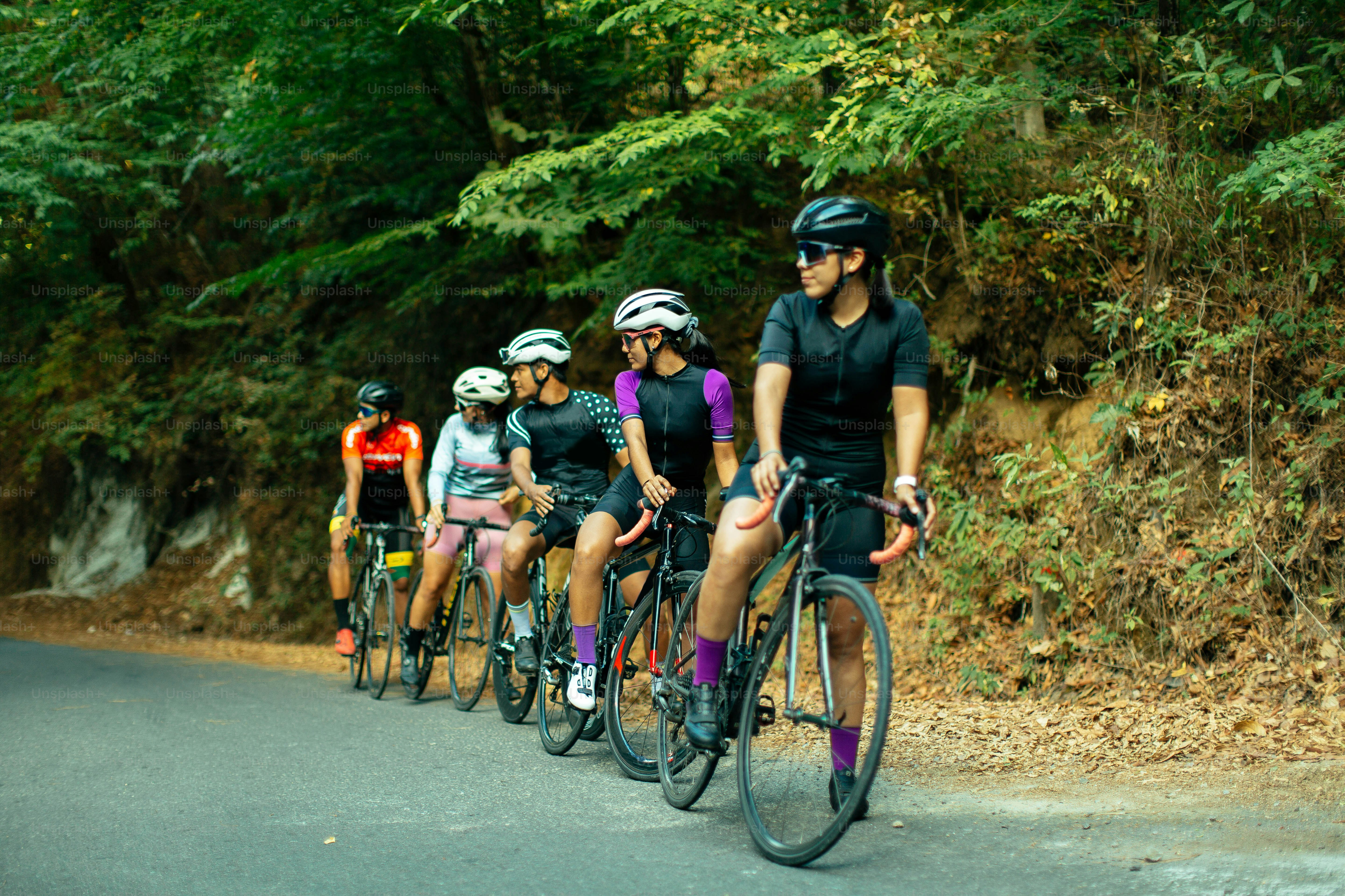 Un grupo de personas montando en bicicleta por una carretera