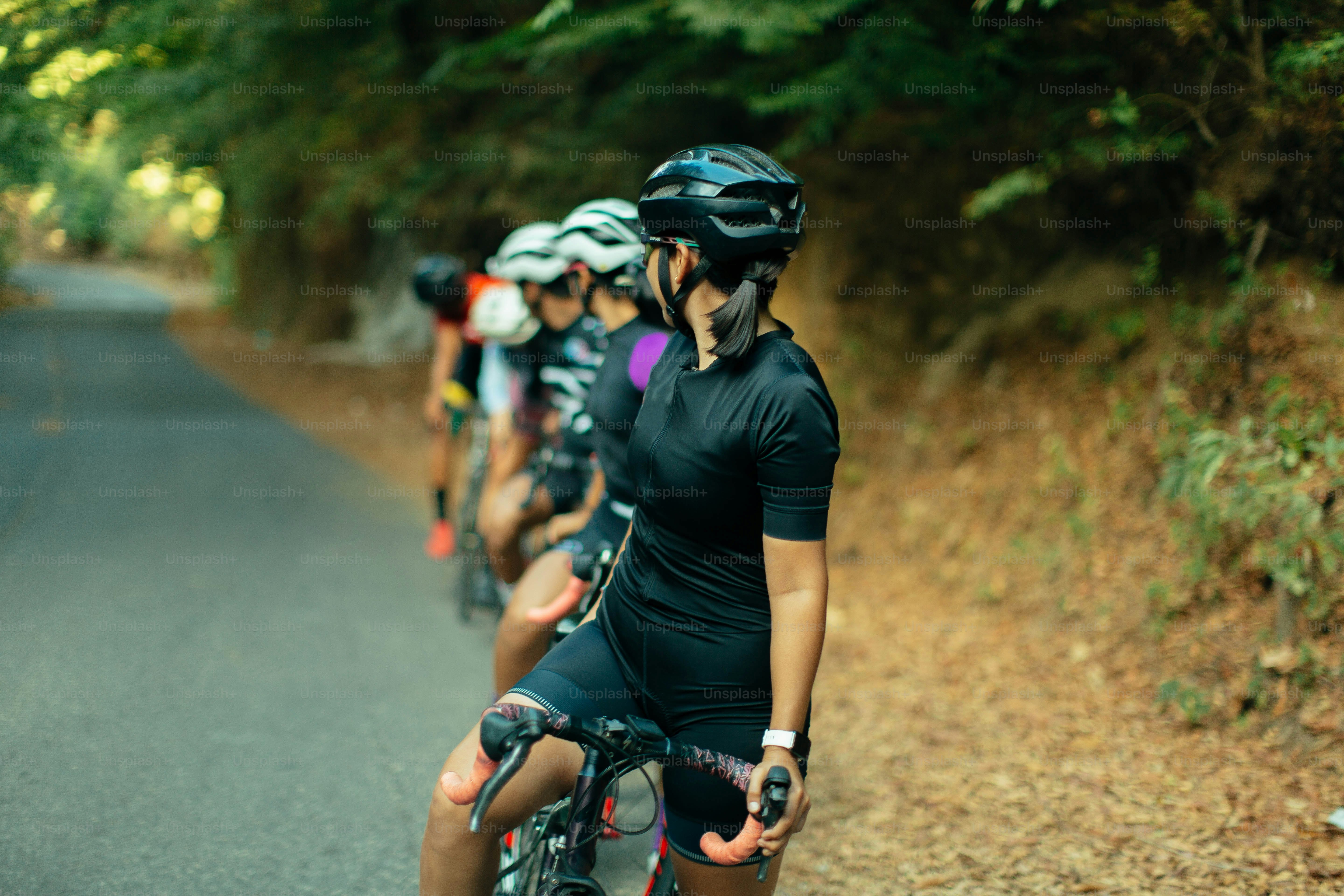 Un gruppo di persone in bicicletta lungo una strada