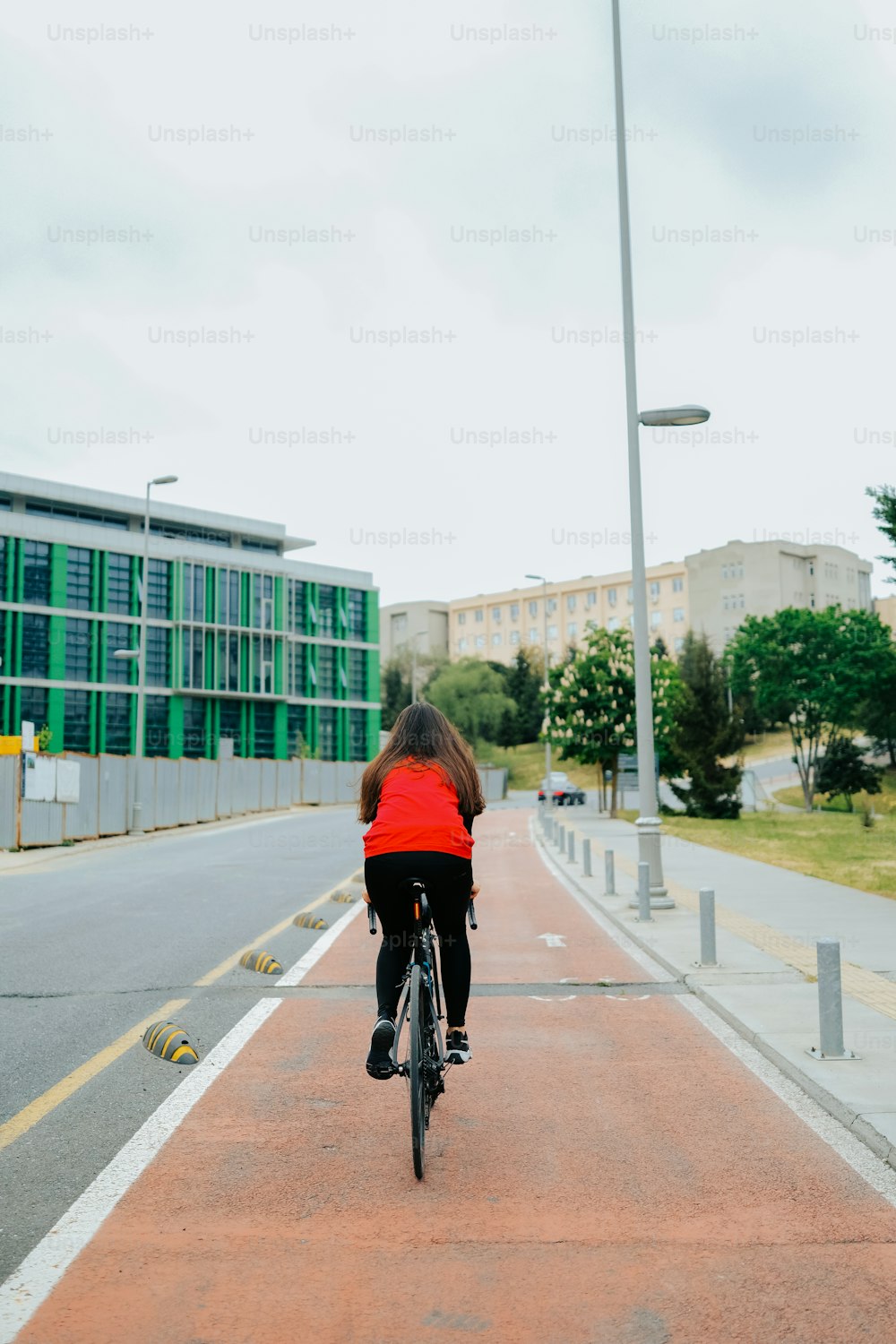 Una donna che guida una bicicletta lungo una strada