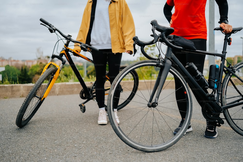 um homem e uma mulher ao lado de suas bicicletas