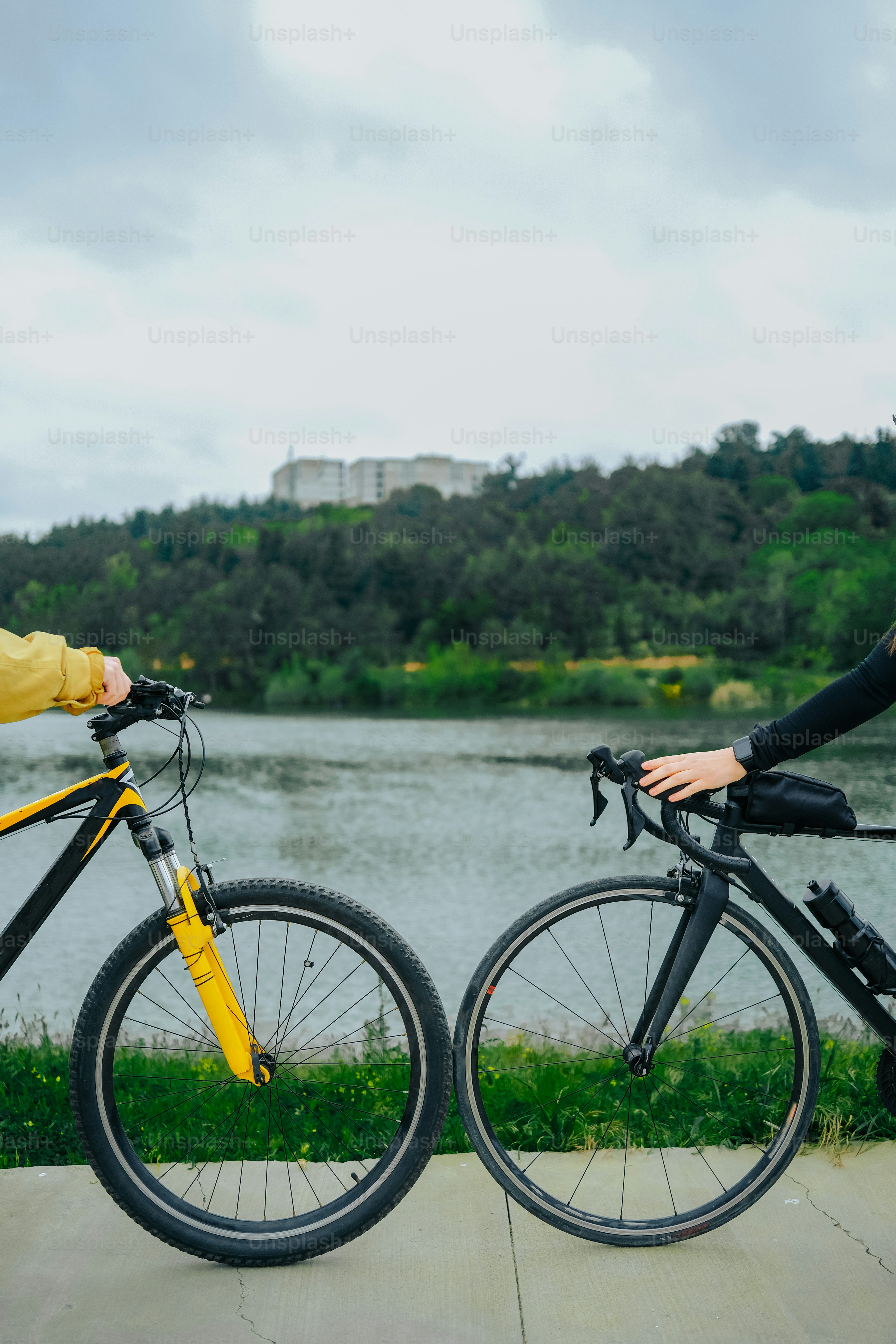 ein paar leute, die fahrräder nebeneinander fahren