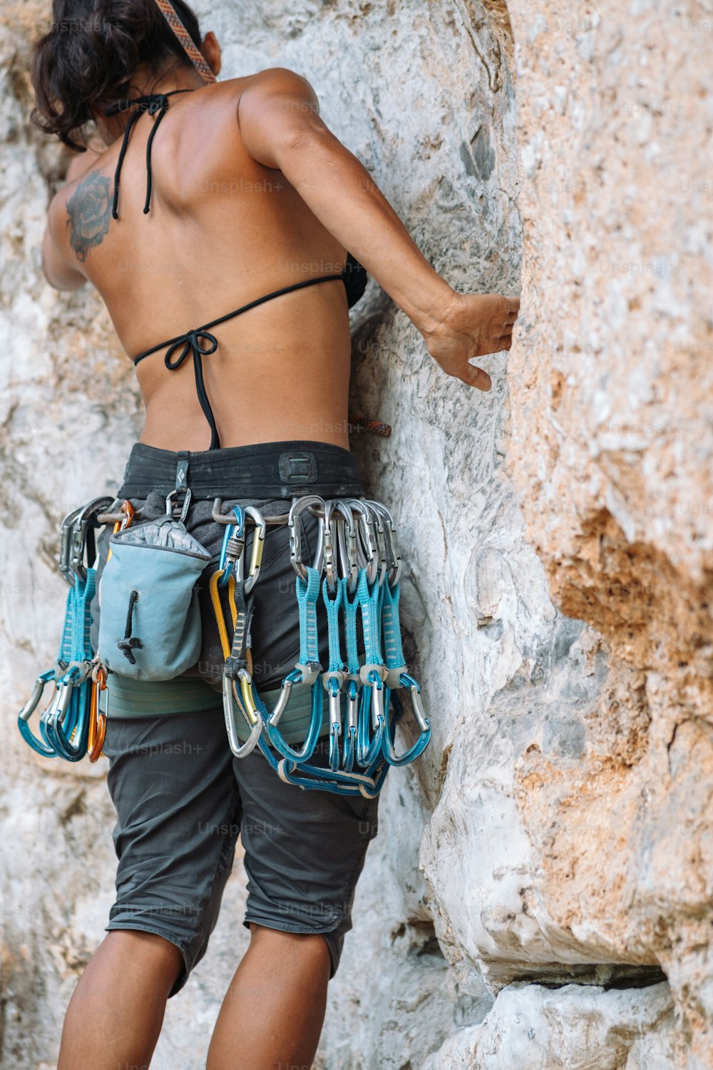 岩の側面を登る女性