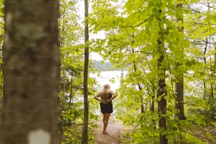 森の中の小道を歩く女性