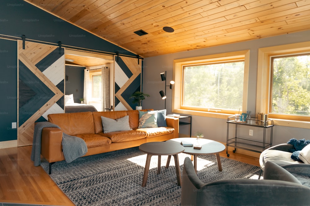 un soggiorno pieno di mobili e un soffitto in legno