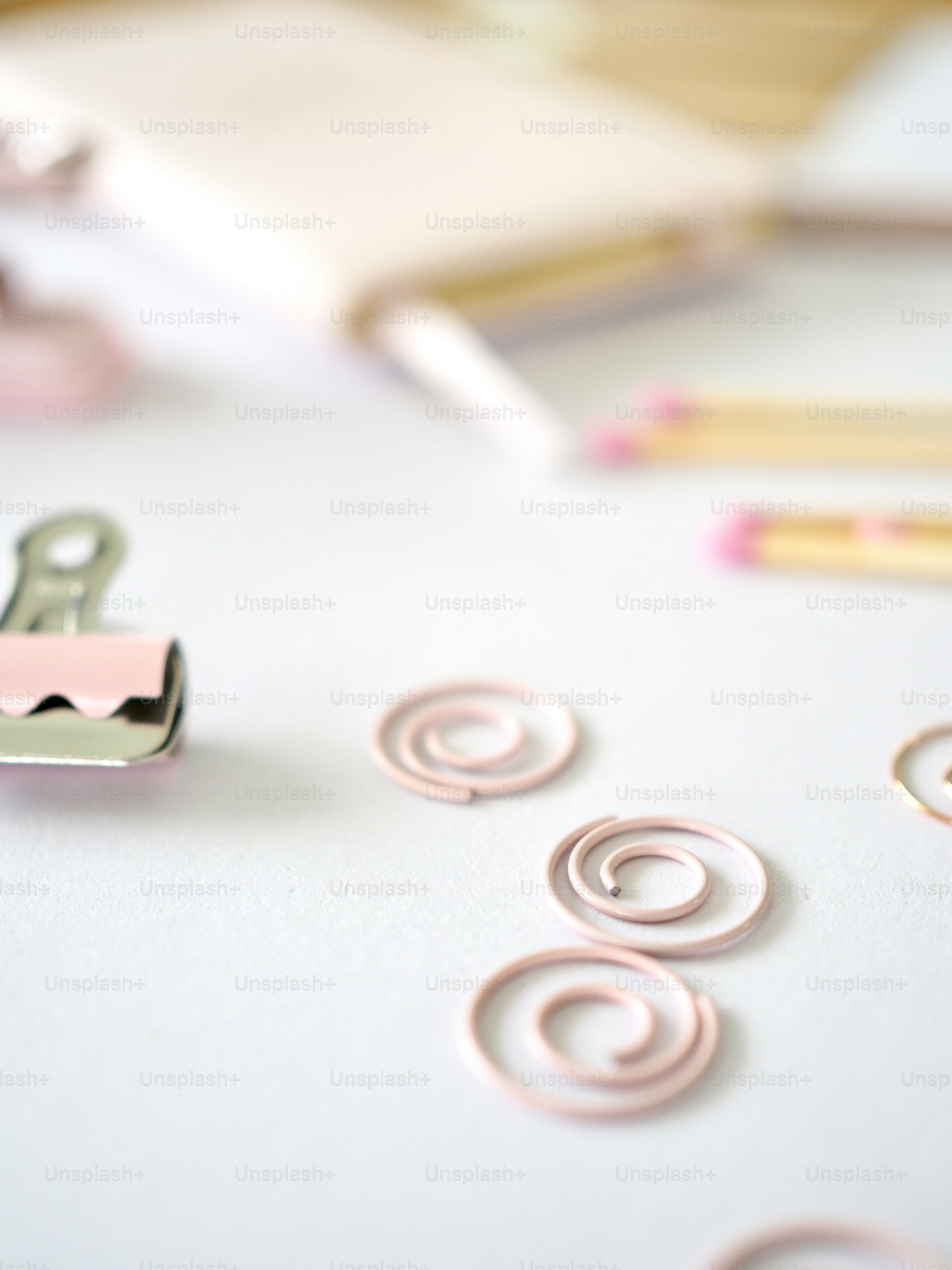 gros plan d’une paire de ciseaux sur une table