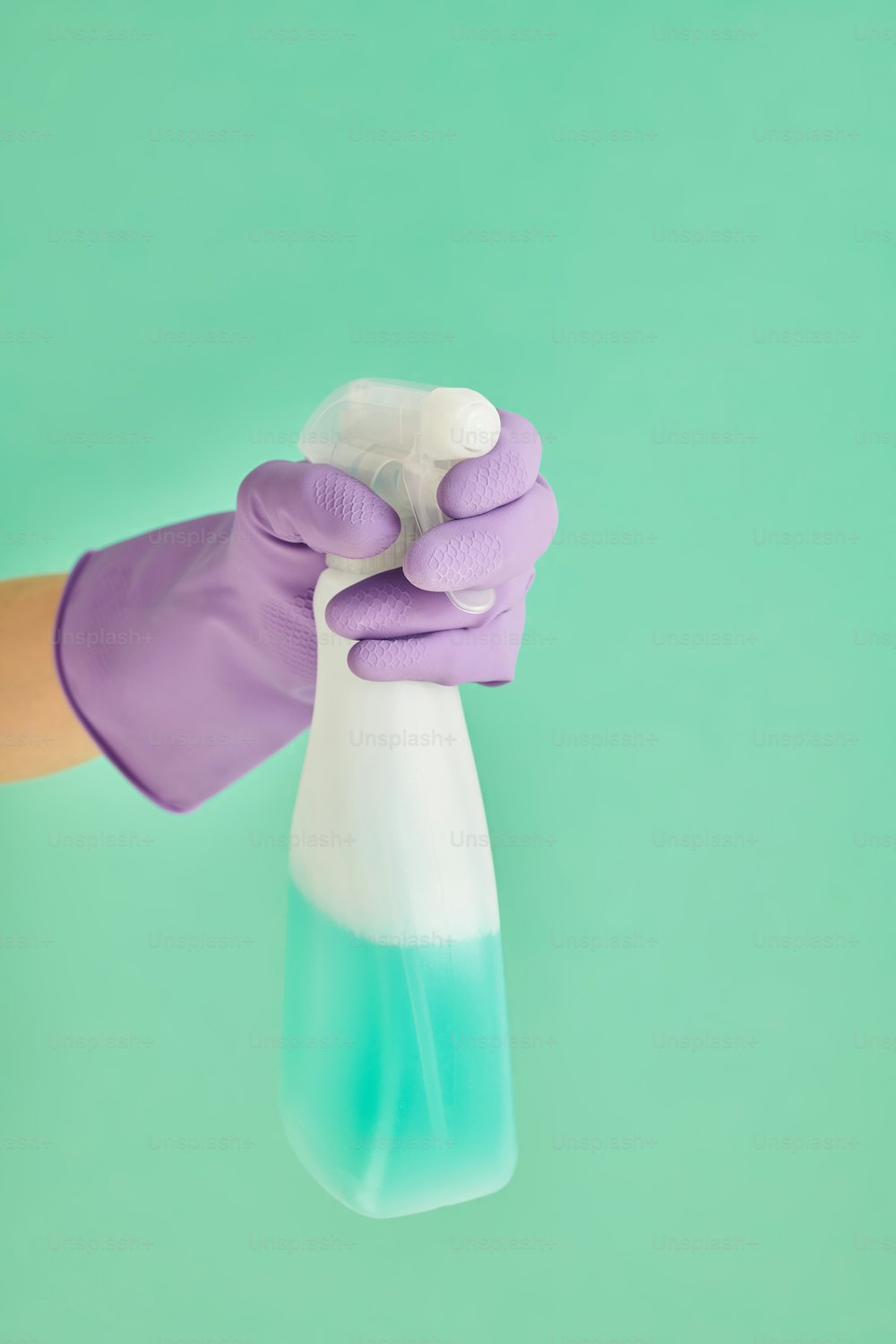 eine Person in lila Handschuhen, die eine Tube mit Flüssigkeit hält
