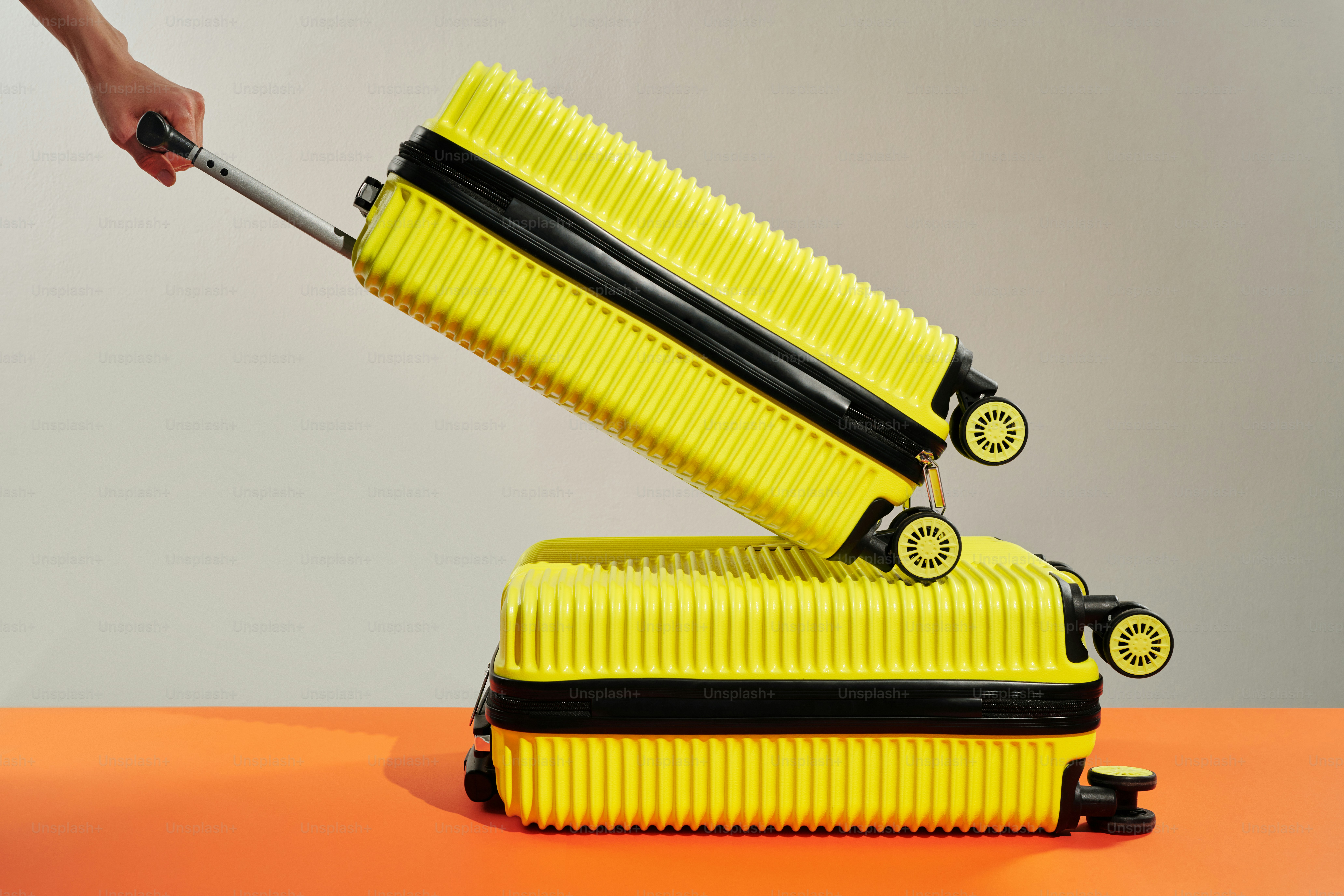 Un par de maletas amarillas sentadas una encima de la otra