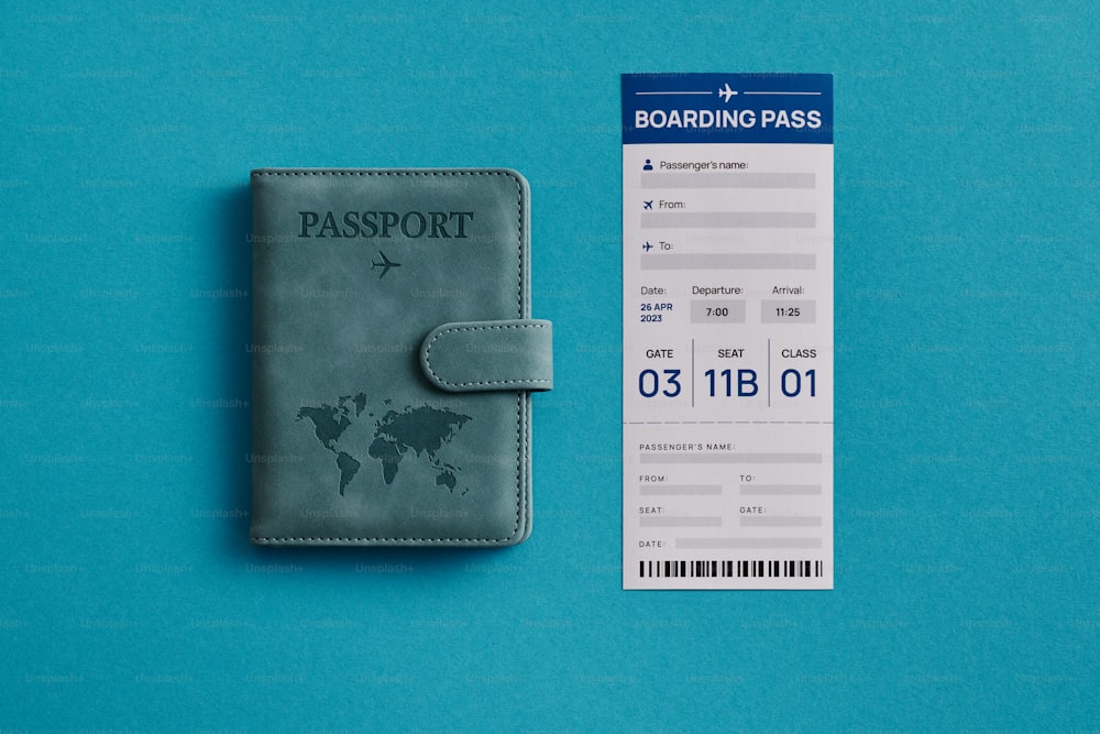 ein Reisepass, der neben einer Bordkarte liegt