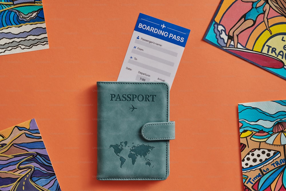 un passeport posé au-dessus d’un étui de passeport