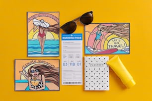 un paio di occhiali da sole e alcuni biglietti su una superficie gialla