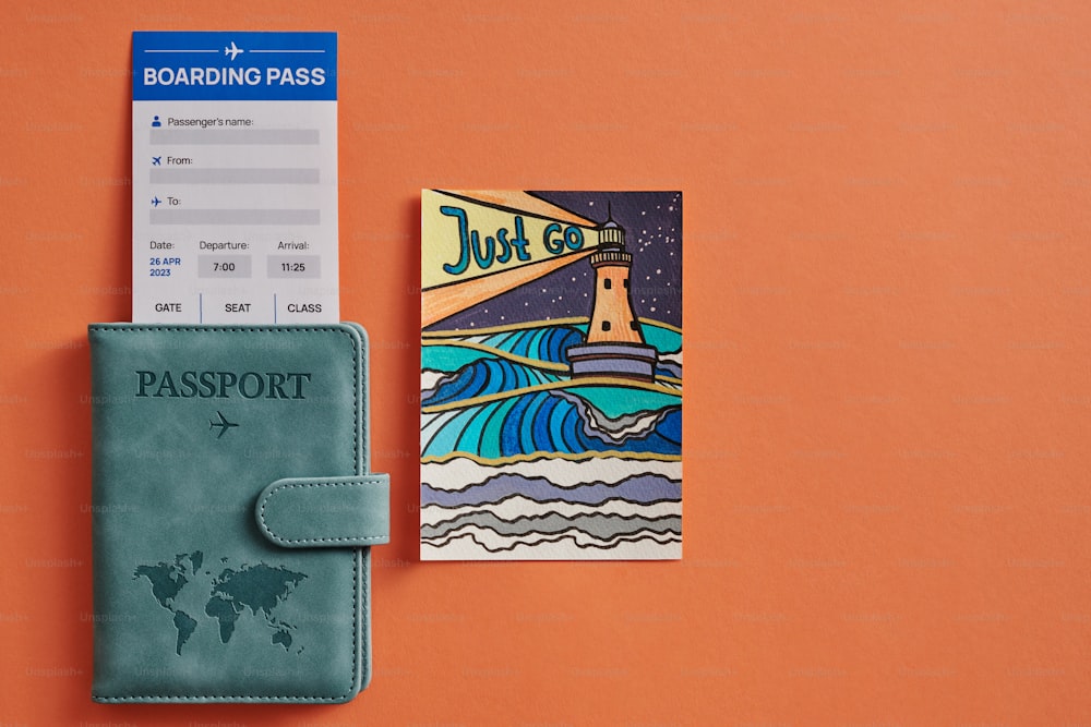 un pasaporte y una tarjeta de embarque sobre fondo naranja