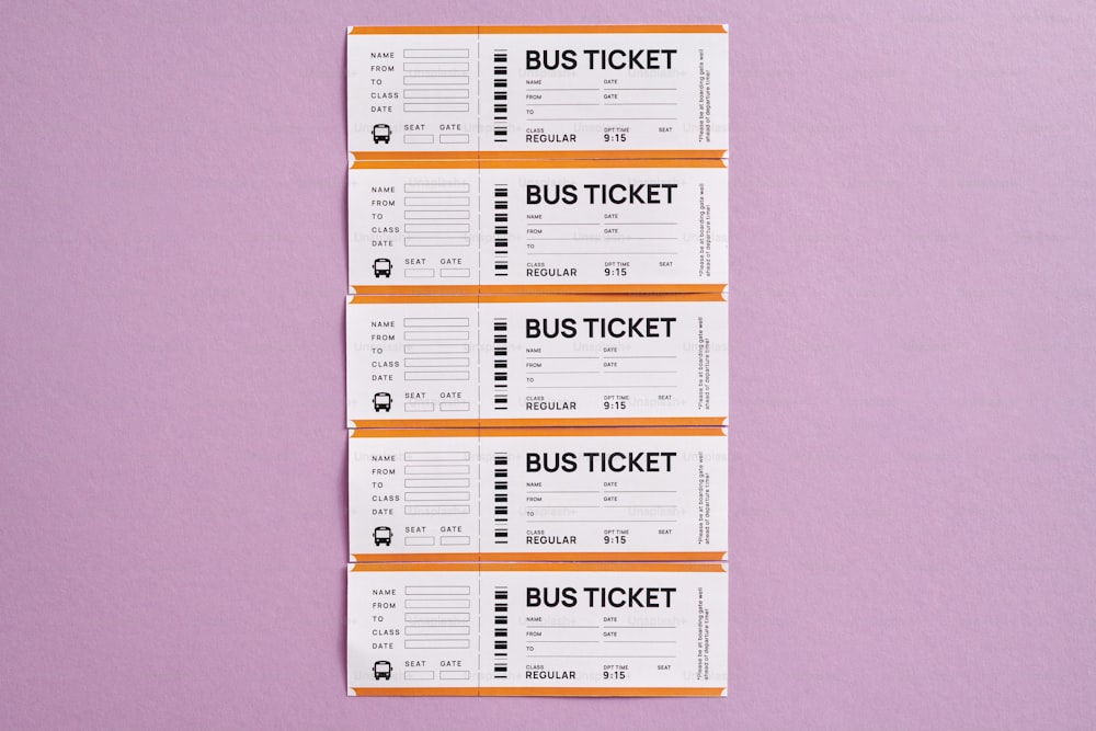 Tre biglietti seduti uno accanto all'altro su una superficie viola