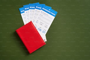 초록색 테이블 위에 놓인 빨간 지갑