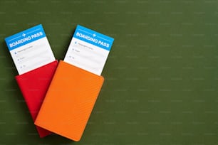 Un par de tarjetas de visita naranjas y rojas