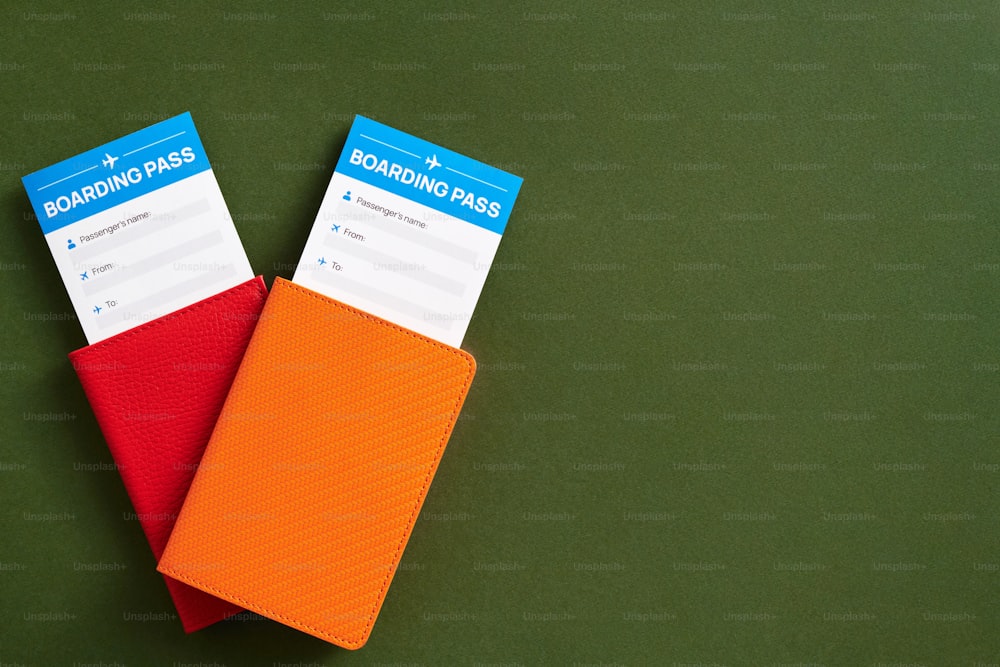 ein Paar orangefarbene und rote Visitenkarten