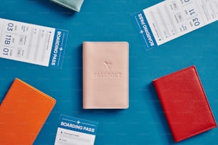 una valigetta per passaporti seduta sopra un tavolo blu