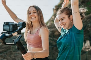 deux jeunes femmes debout l’une à côté de l’autre