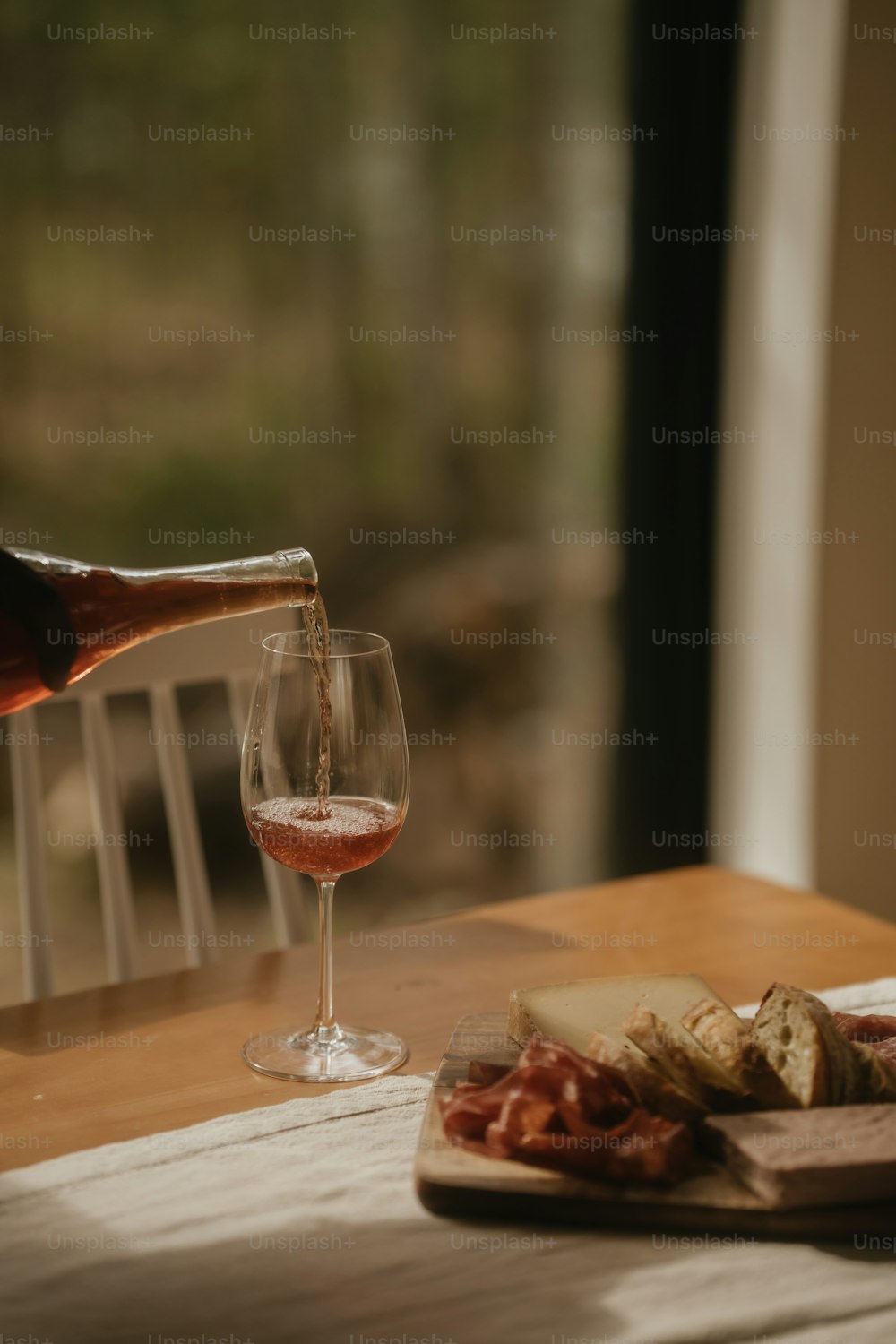 una persona vertiendo vino en una copa de vino