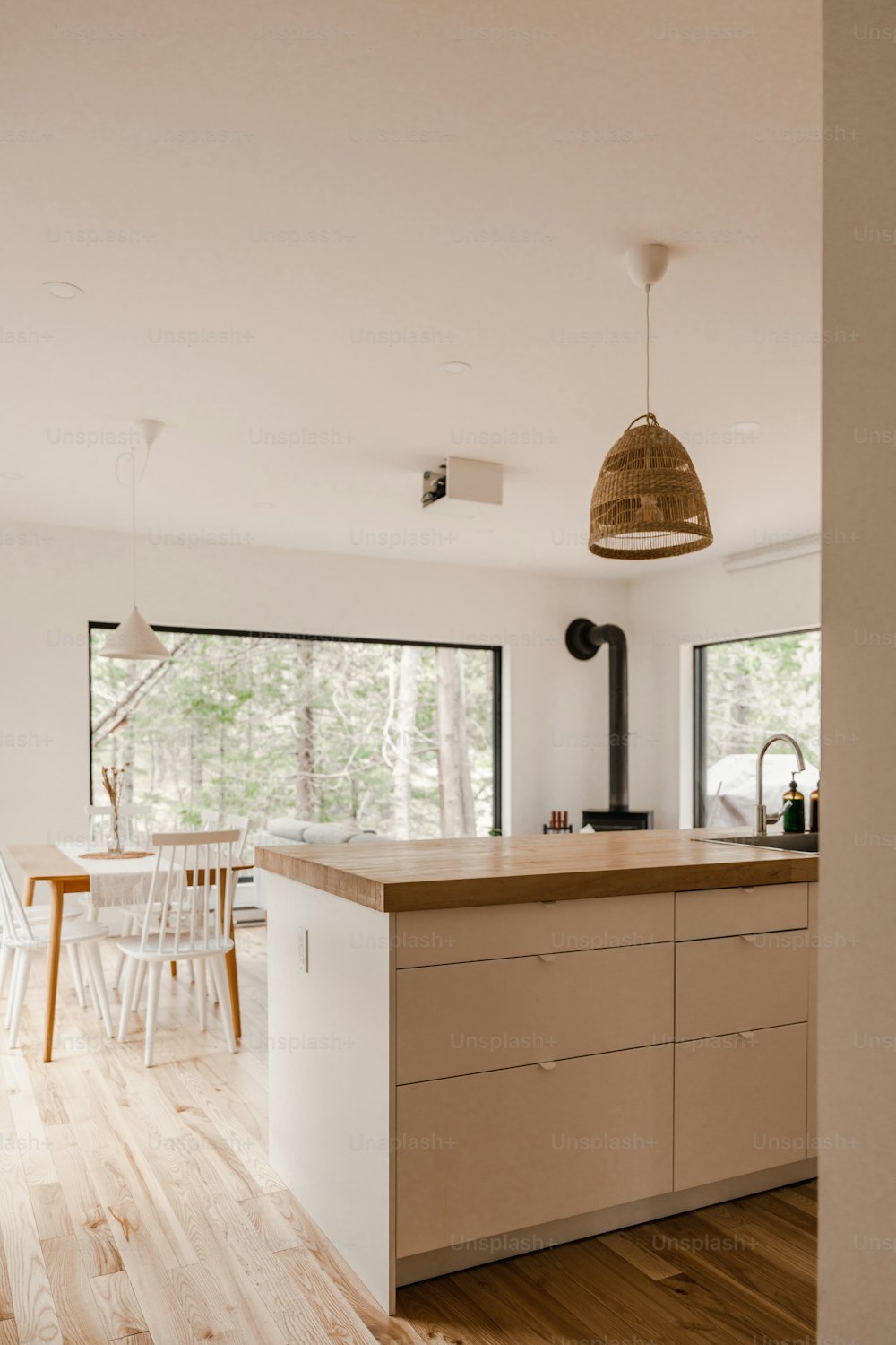 eine Küche mit Holzboden und weißen Wänden