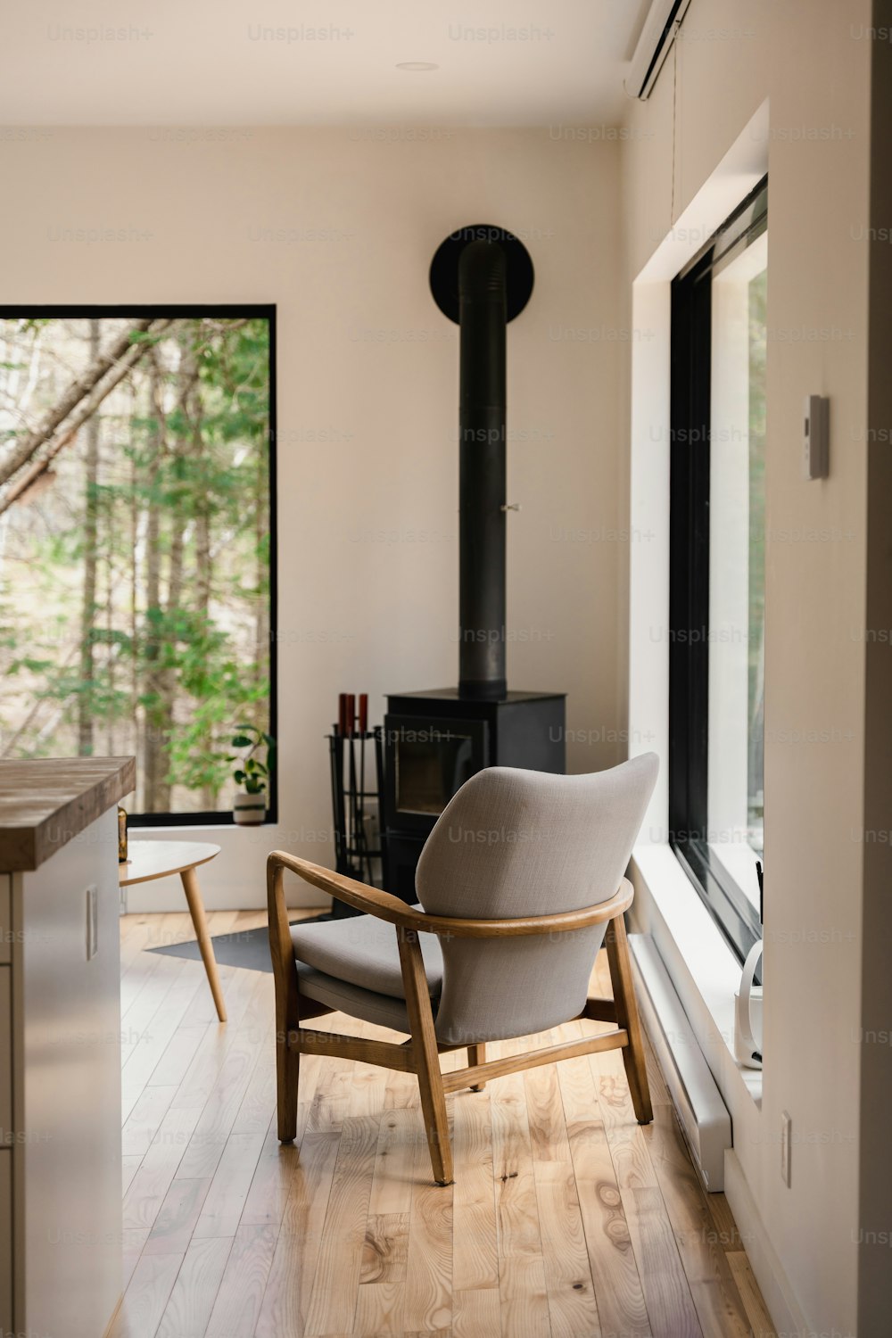 Una silla sentada en una habitación junto a una ventana