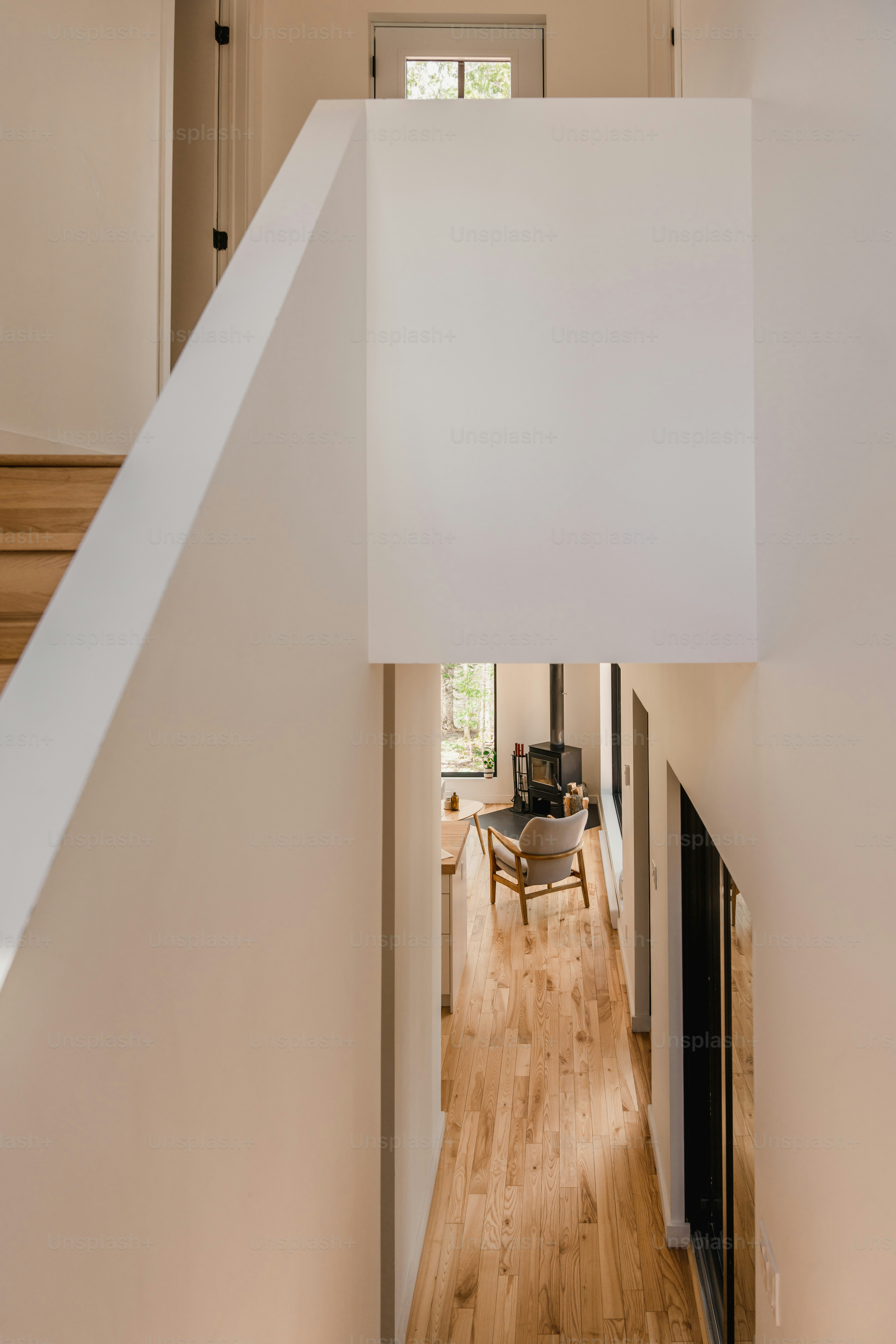 Una habitación con suelo de madera y paredes blancas