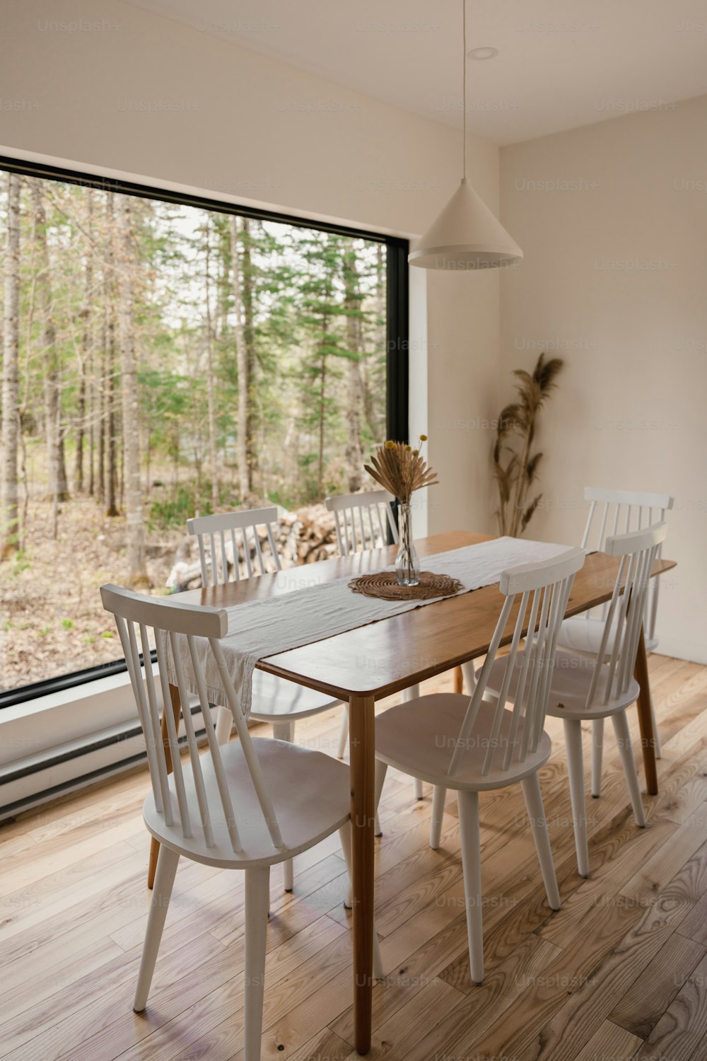 uma sala de jantar com mesa e cadeiras