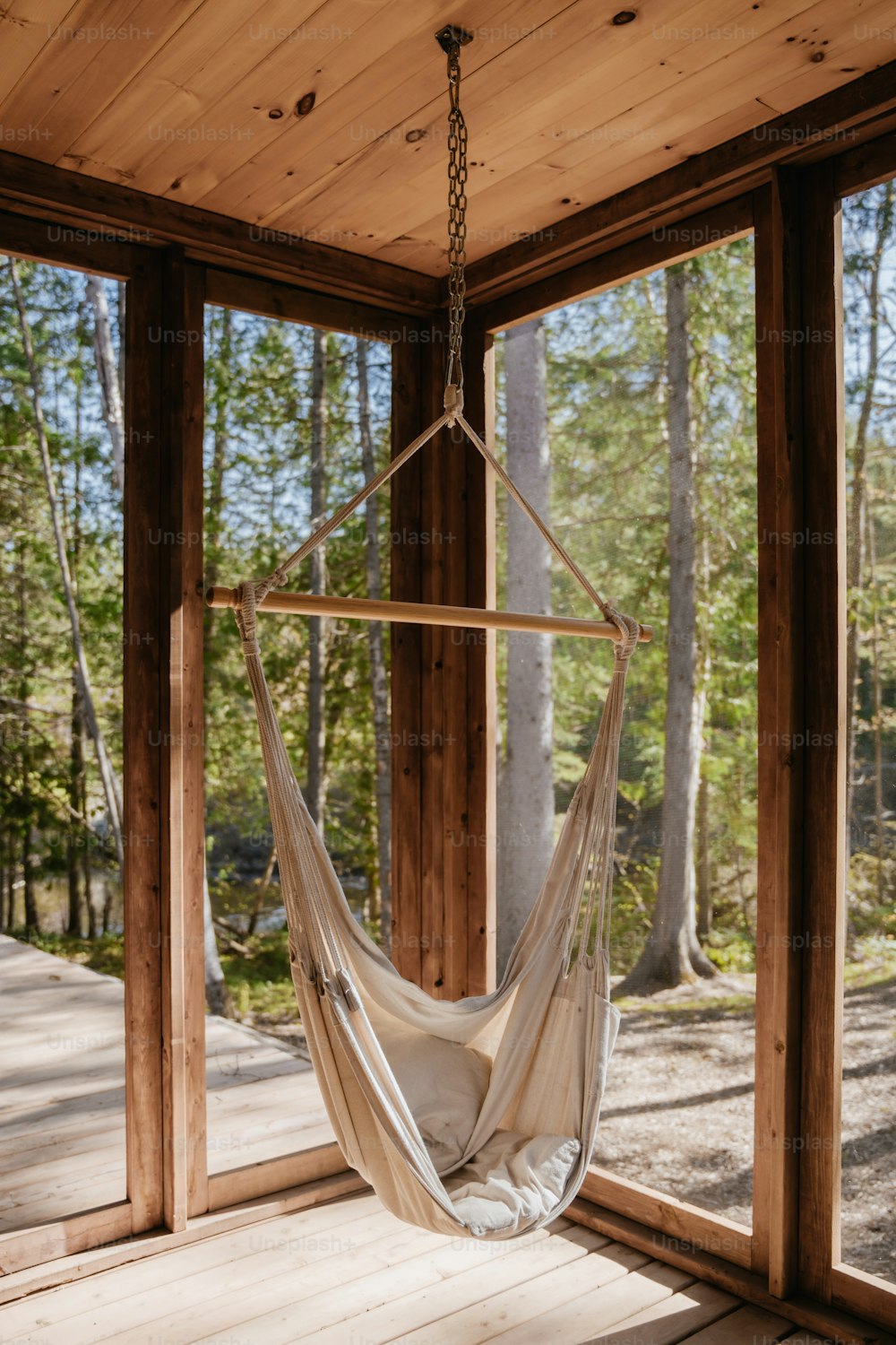 uma rede pendurada em um teto de madeira