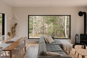 ein Wohnzimmer mit Möbeln und einem großen Fenster