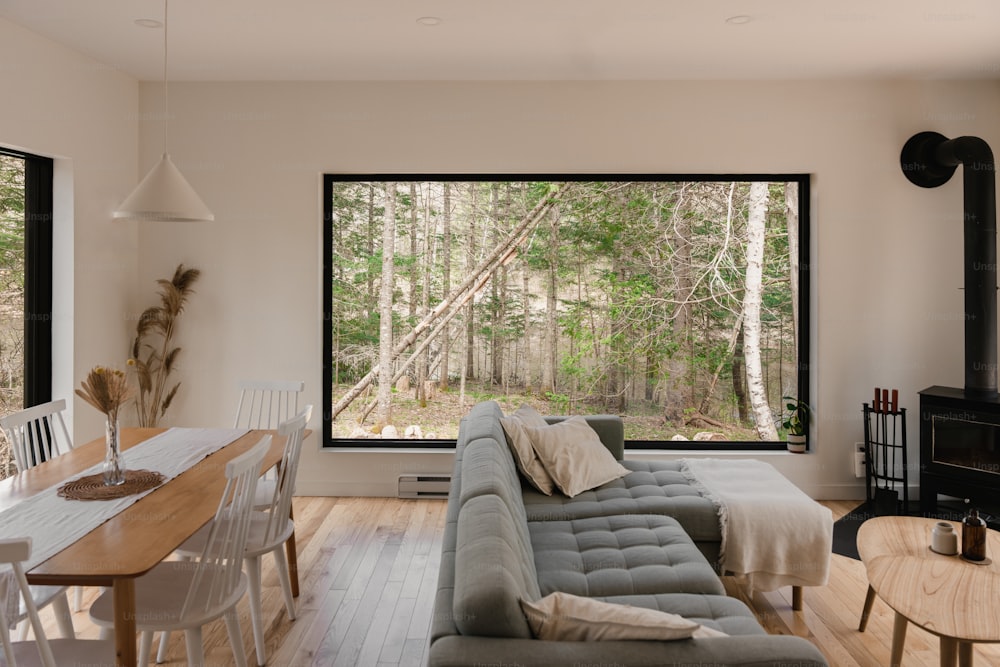ein Wohnzimmer mit Möbeln und einem großen Fenster