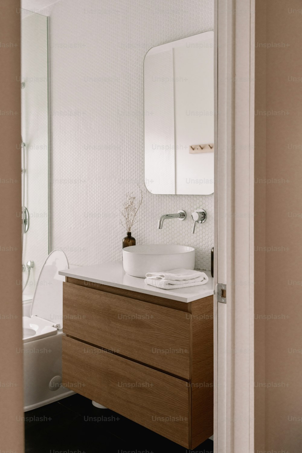 un bagno con lavandino, wc e specchio