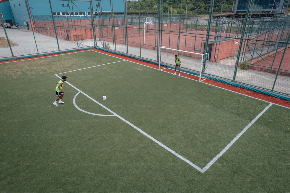 Un par de niños jugando un partido de fútbol