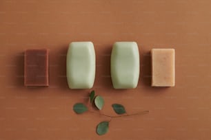 Tres barras de jabón sobre una superficie marrón