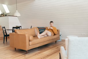 um homem sentado em um sofá em uma sala de estar
