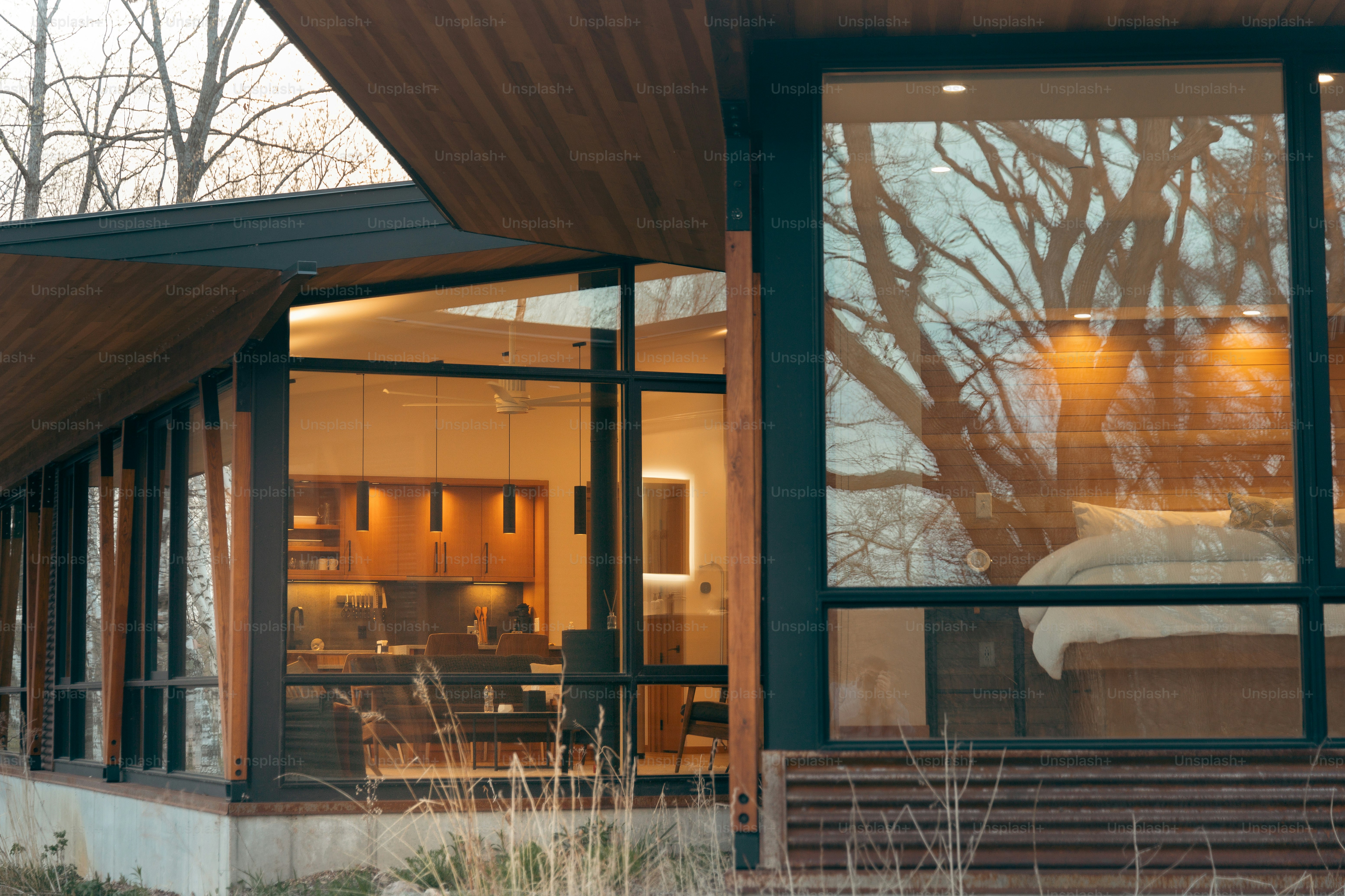 une chambre avec un lit assis sous une fenêtre