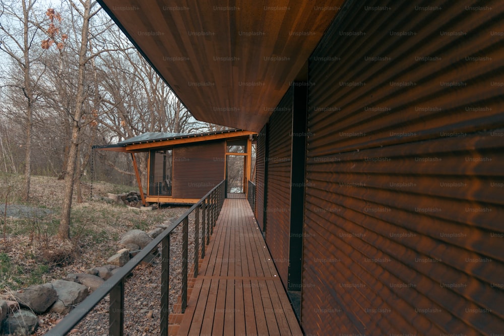 uma passarela de madeira que leva a um edifício na floresta