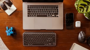 una computadora portátil sentada encima de un escritorio de madera