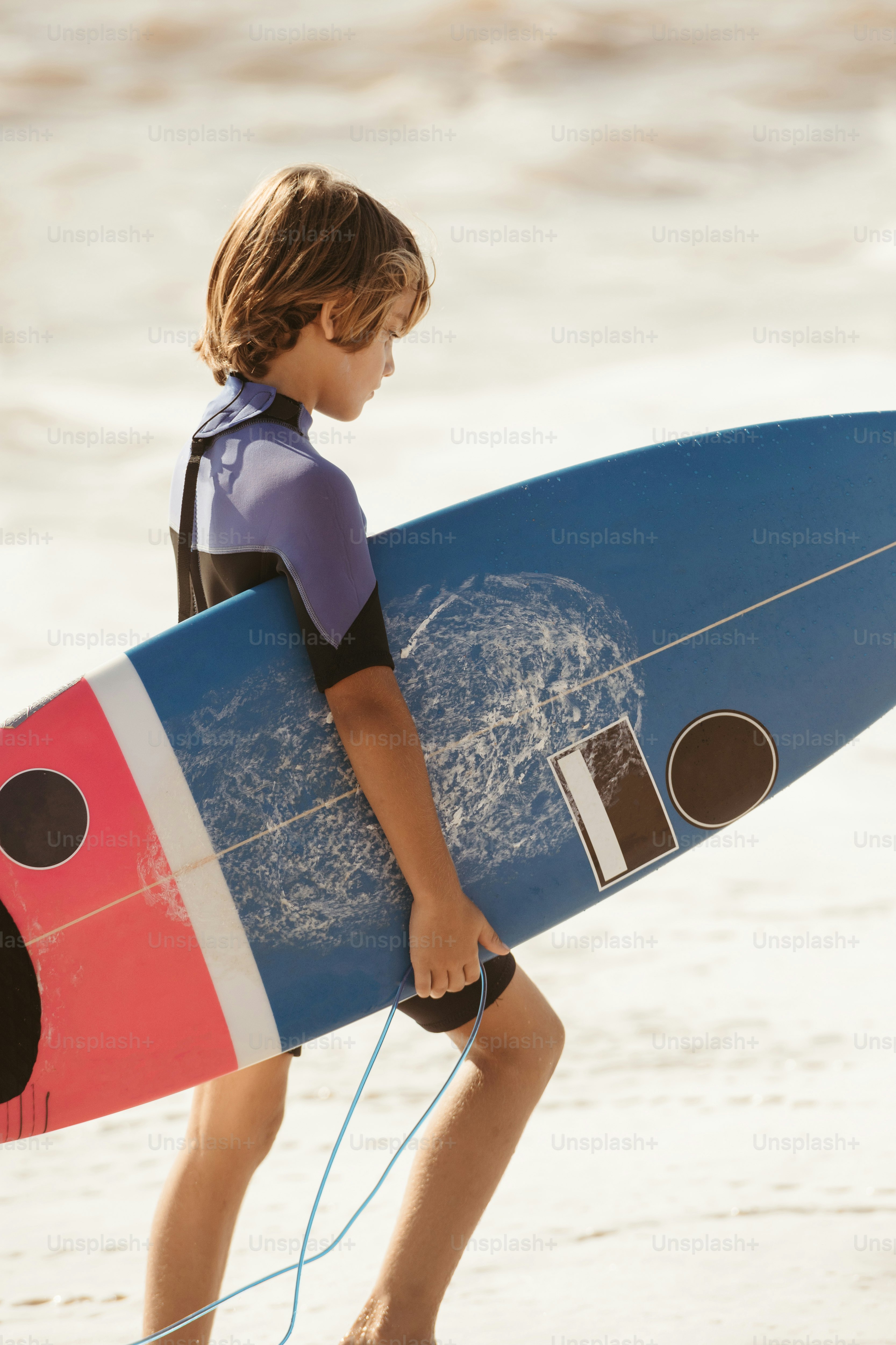 A man riding a wave on top of a surfboard photo – Sea Image on Unsplash