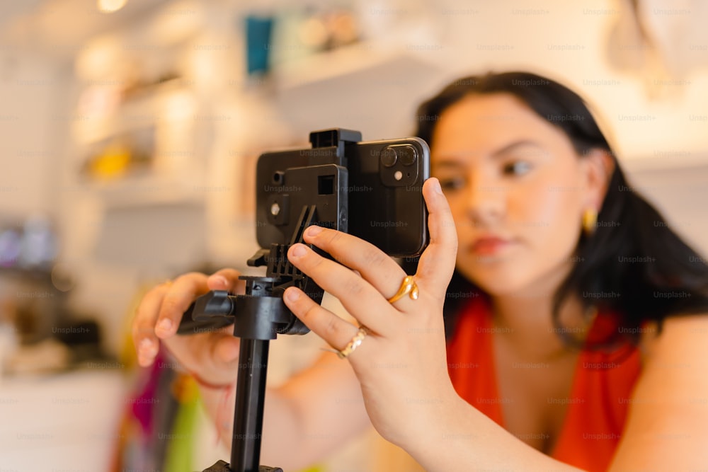 uma mulher tirando uma foto de si mesma com uma câmera