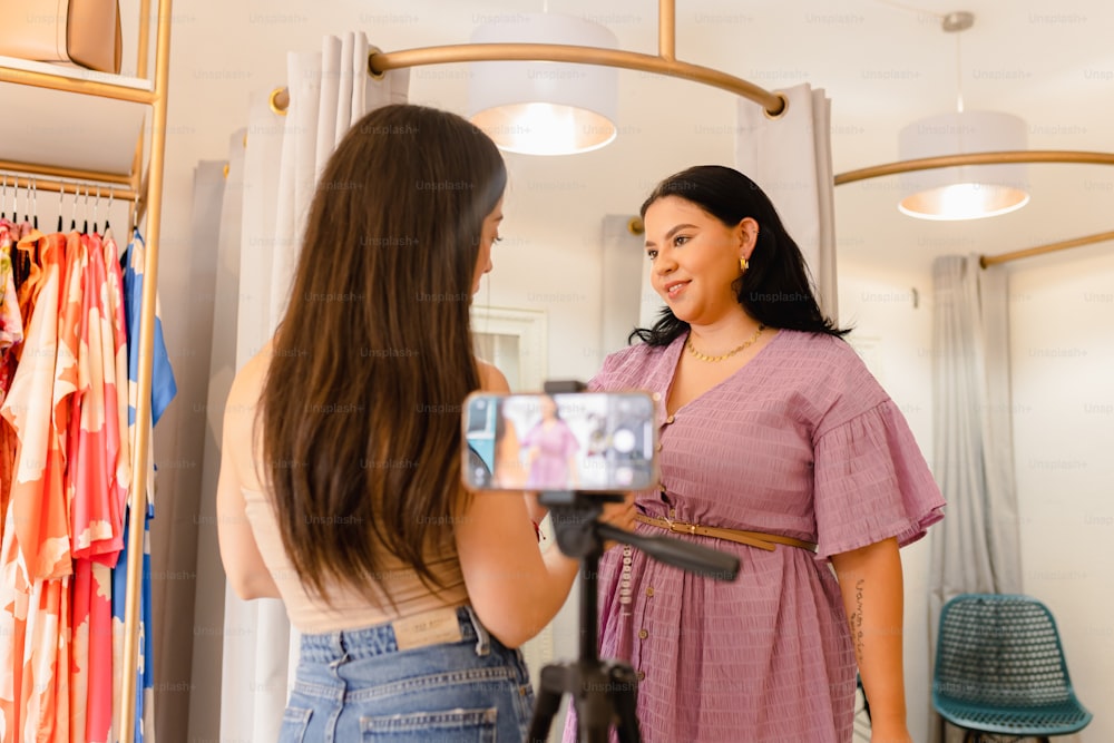 Una donna che scatta una foto di se stessa in uno specchio