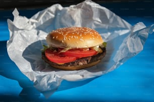 un hamburger con un pomodoro e lattuga su di esso