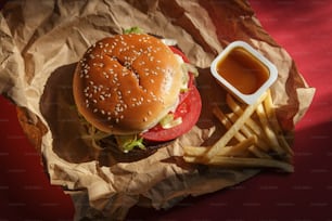 un hamburger et des frites sur un morceau de papier ciré