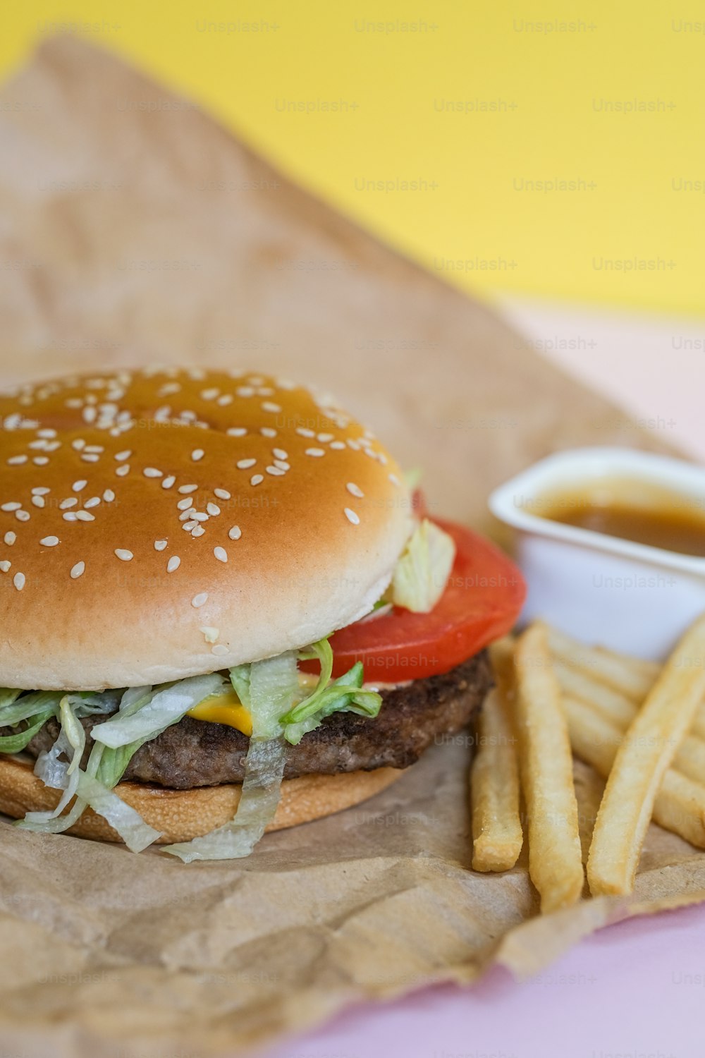 una hamburguesa y patatas fritas en una mesa