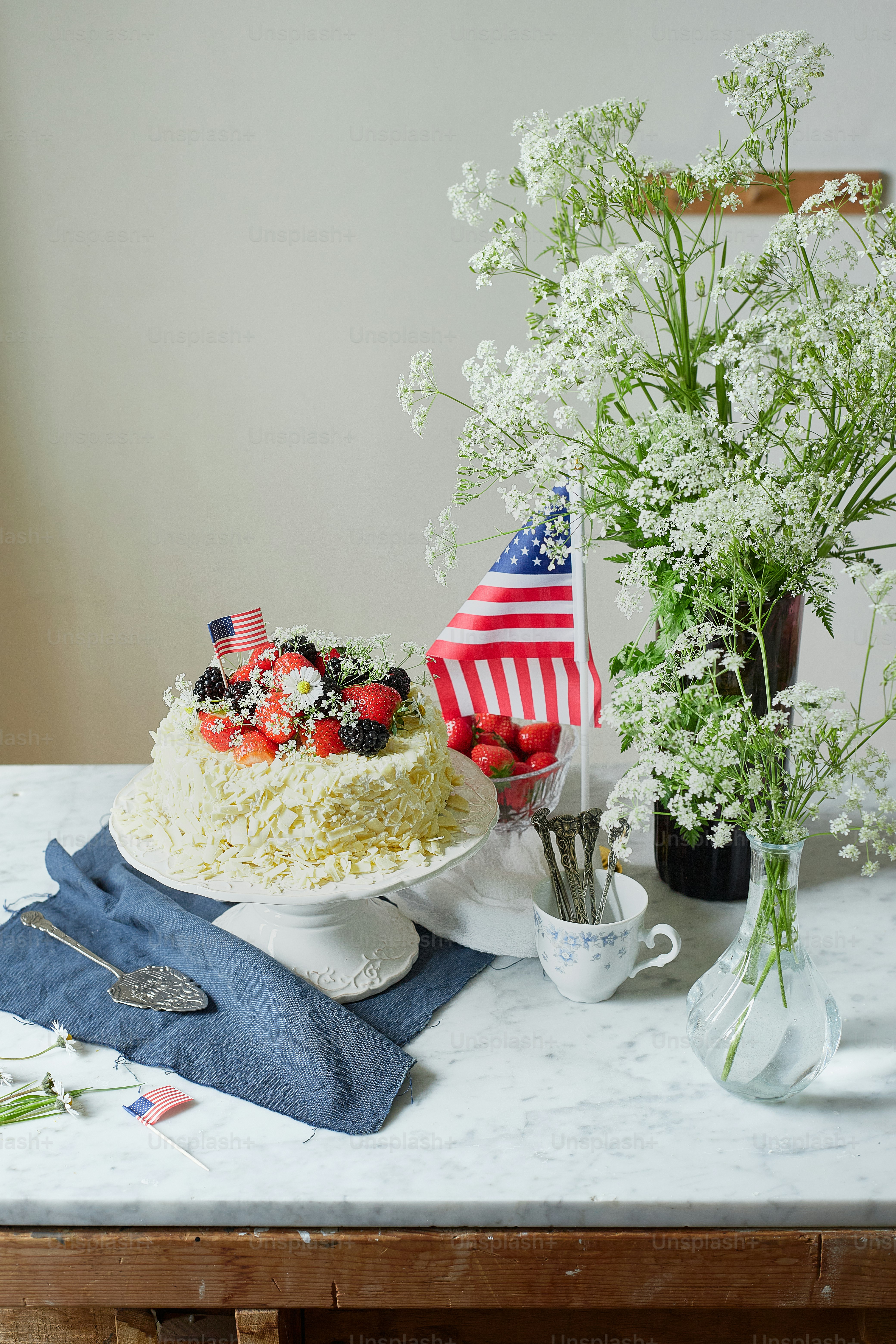 ケーキと花をトッピングしたテーブル