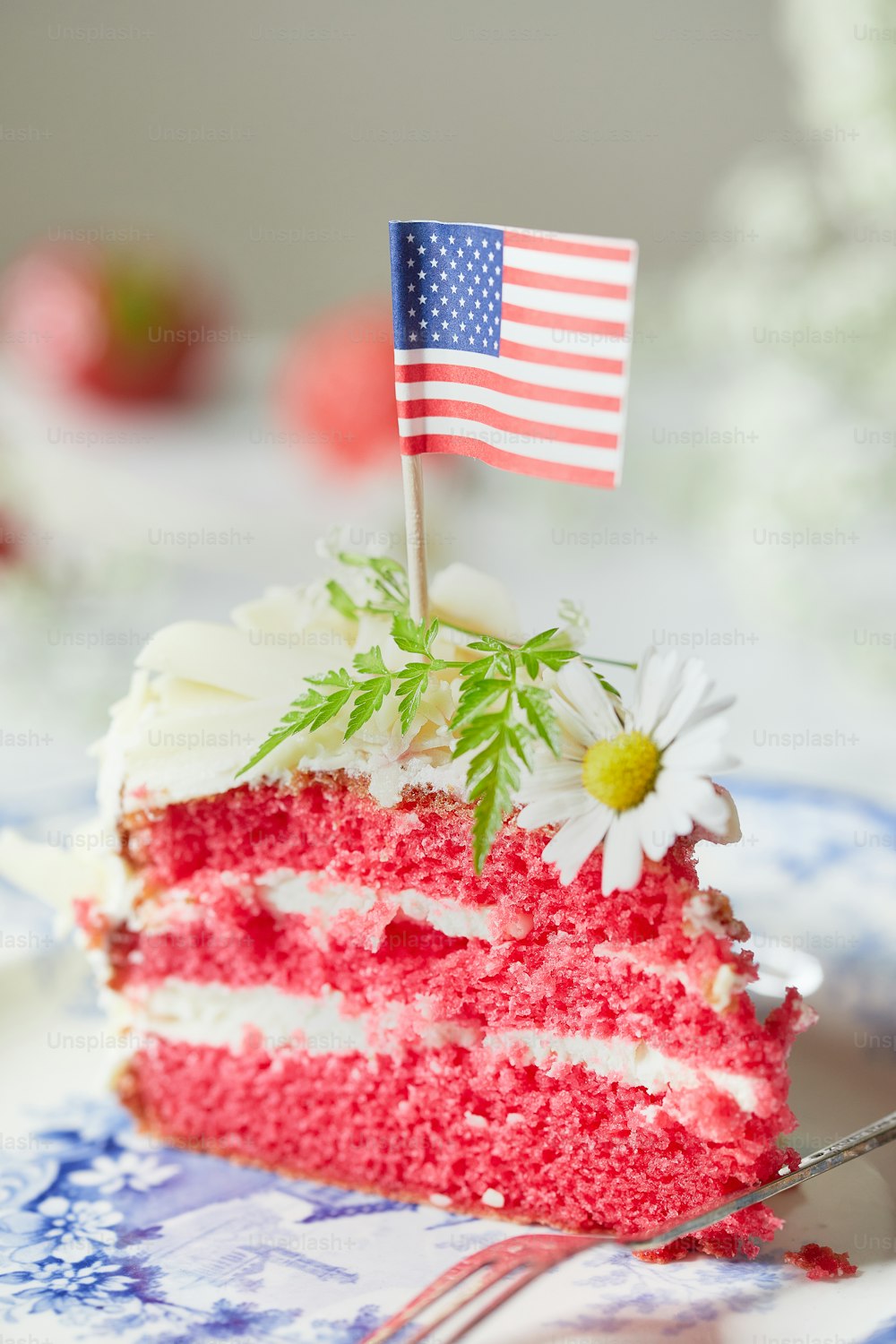 Un pedazo de pastel con una bandera encima