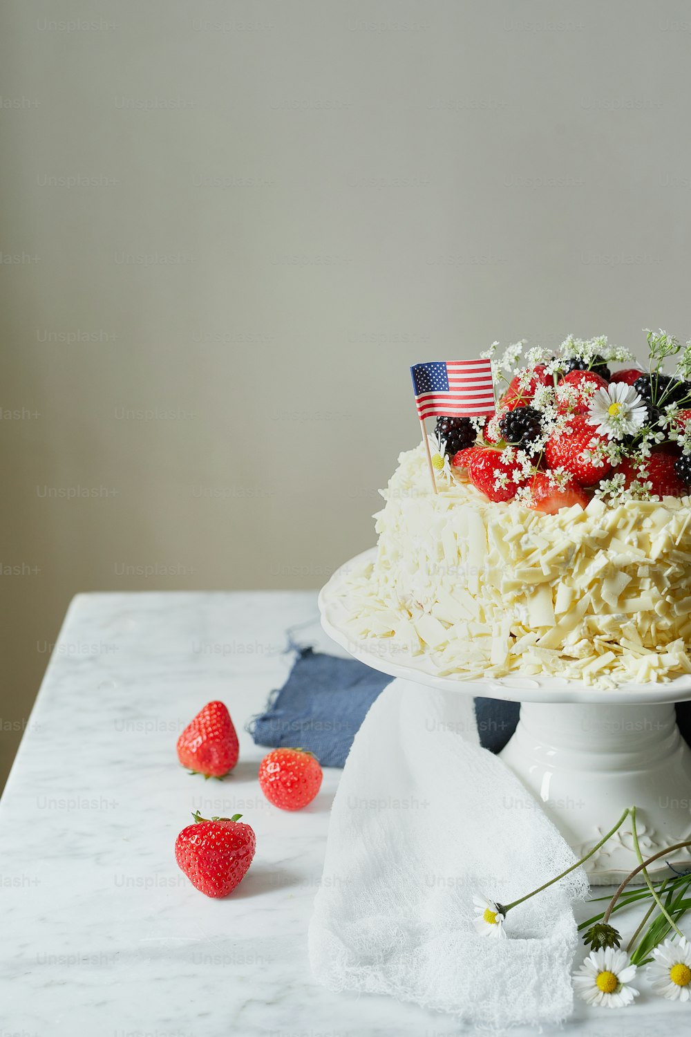 그 위에 딸기와 꽃을 얹은 케이크