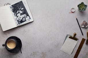 una mesa con una taza de café y un cuaderno